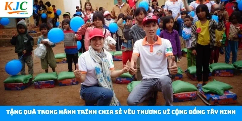 Tặng quà thiết thực đến hộ nghèo và trẻ em vùng khó khăn Tặng quà thiết thực đến hộ nghèo và trẻ em vùng khó khăn
